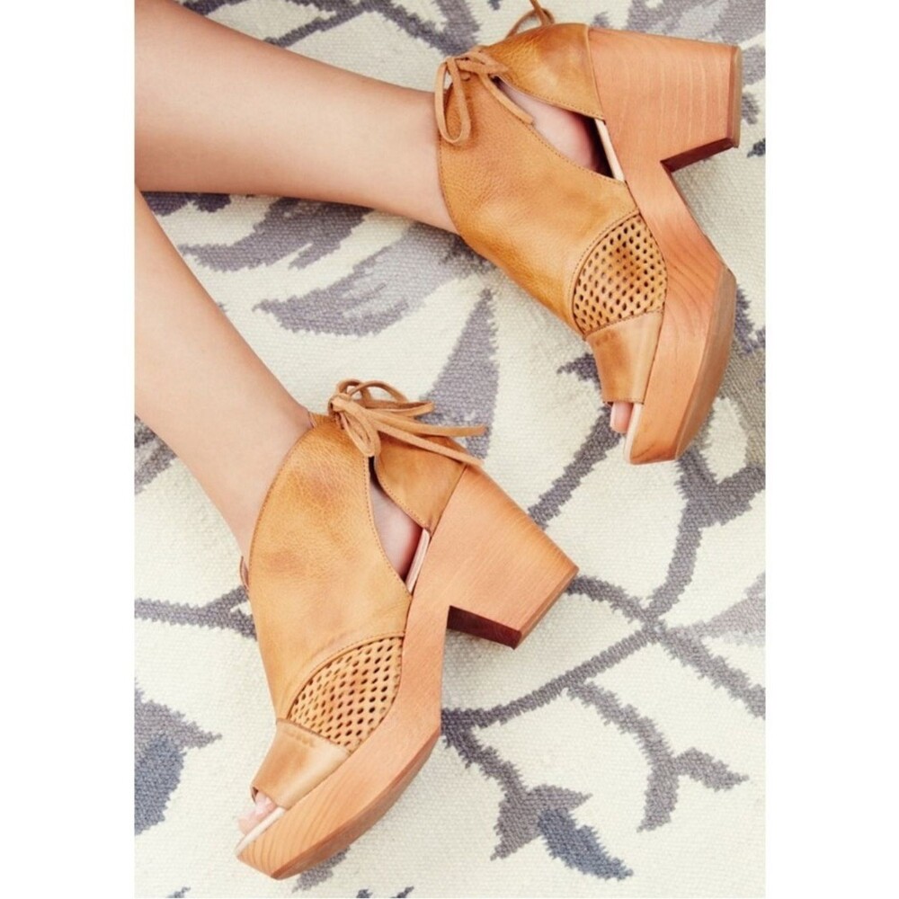Free People Revolver Tan Leather Lace-Up Peep-Toe Platform Clogs